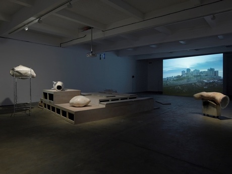 Jumana Manna "A Magical Substance Flows Into Me", Installationansicht: Chisenhale Gallery, 2015. Photo: Andy Keate Jumana Manna "A Magical Substance Flows Into Me", Installationansicht: Chisenhale Gallery, 2015. Photo: Andy Keate