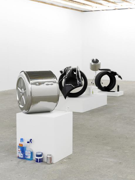 Yngve Holen "Sensitive to Detergent", Installationsansicht: Autocenter, Berlin, 2011, Photo credit: Nick Ash, Courtesy Stuart Shave/Modern Art, London, Neue Alte Brücke, Frankfurt, and Johan Berggren Gallery, Malmö Yngve Holen "Sensitive to Detergent", Installationsansicht: Autocenter, Berlin, 2011, Photo credit: Nick Ash, Courtesy Stuart Shave/Modern Art, London, Neue Alte Brücke, Frankfurt, and Johan Berggren Gallery, Malmö