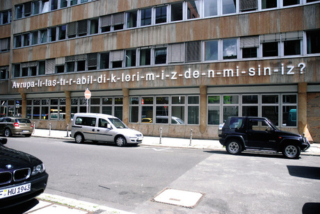 Özlem Günyol & Mustafa Kunt "Avrupa-lı-las-tı-r-abil-di-k-leri-m-iz-de-n-mi-sin-iz? (Are you one of those who we were able to make become European)" © the artists Özlem Günyol & Mustafa Kunt "Avrupa-lı-las-tı-r-abil-di-k-leri-m-iz-de-n-mi-sin-iz? (Are you one of those who we were able to make become European)" © the artists